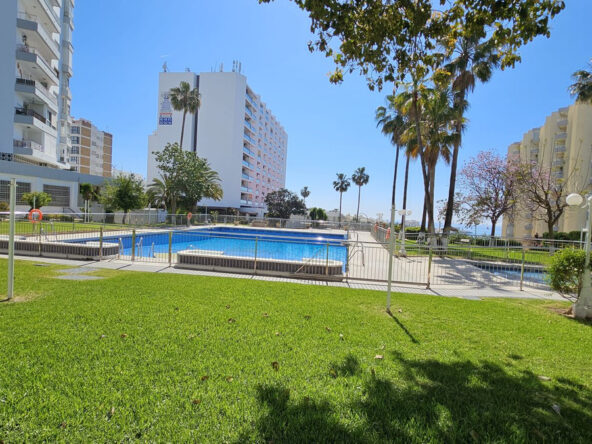 R4942255 01