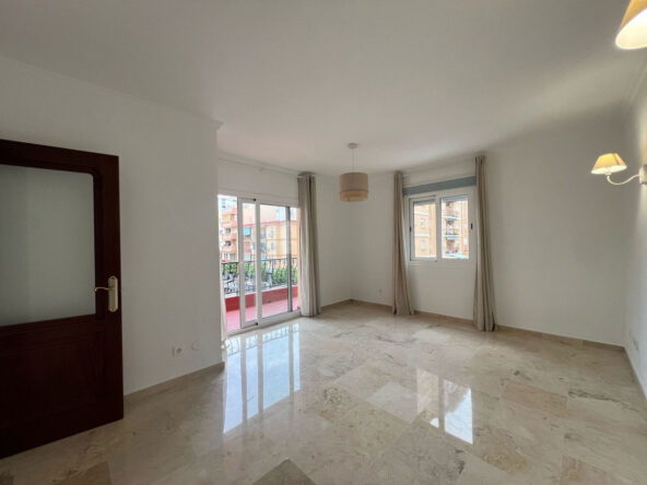 R4979008 01