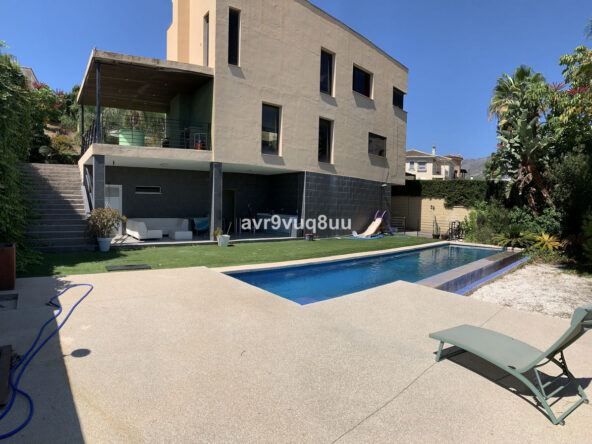 R4418437 01